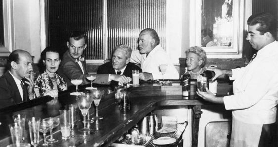 Ernest Hemingway (en el centro), con Roberto Herrera, Byra Whittlesey, su hijo Jack, Spencer Tracy  y su esposa Mary Welsh, en El Floridita de La Habana, hacia 1955. ARCHIVO