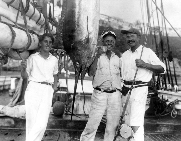 Joe Russell y Ernest Hemingway, posando con un marlín, en La Habana, en 1932. ERNEST HEMINGWAY COLLECTION/JFK PRESIDENTIAL LIBRARY AND MUSEUM