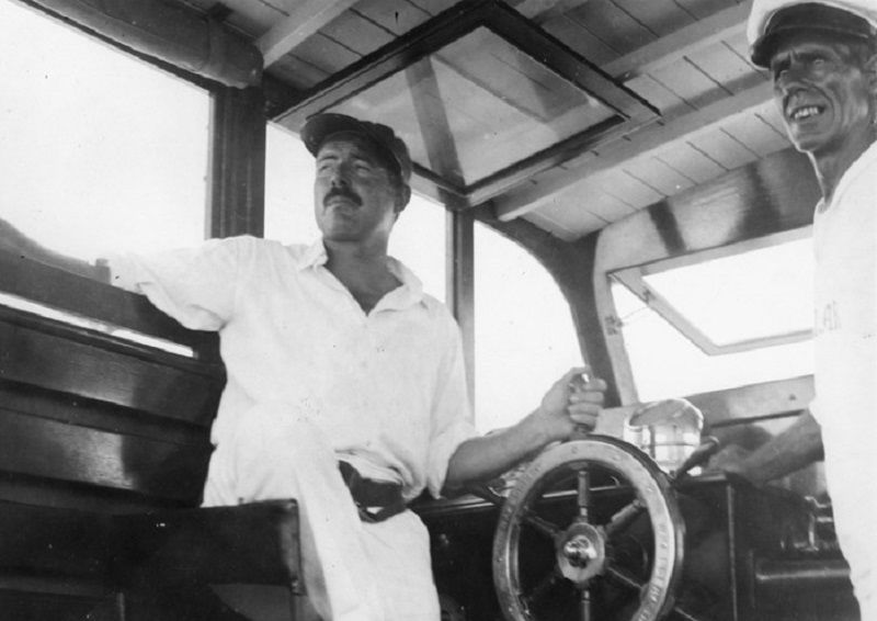 Hemingway y Carlos Gutierrez, a bordo del 'Pilar', en 1934. ERNEST HEMINGWAY COLLECTION/JFK PRESIDENTIAL LIBRARY AND MUSEUM