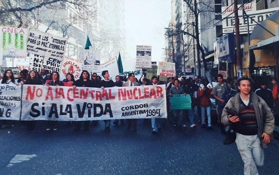 El biólogo argentino Raúl Montenegro, a la derecha, en una manifestación antinuclear en Córdoba, en 1994. ARCHIVO R.M.