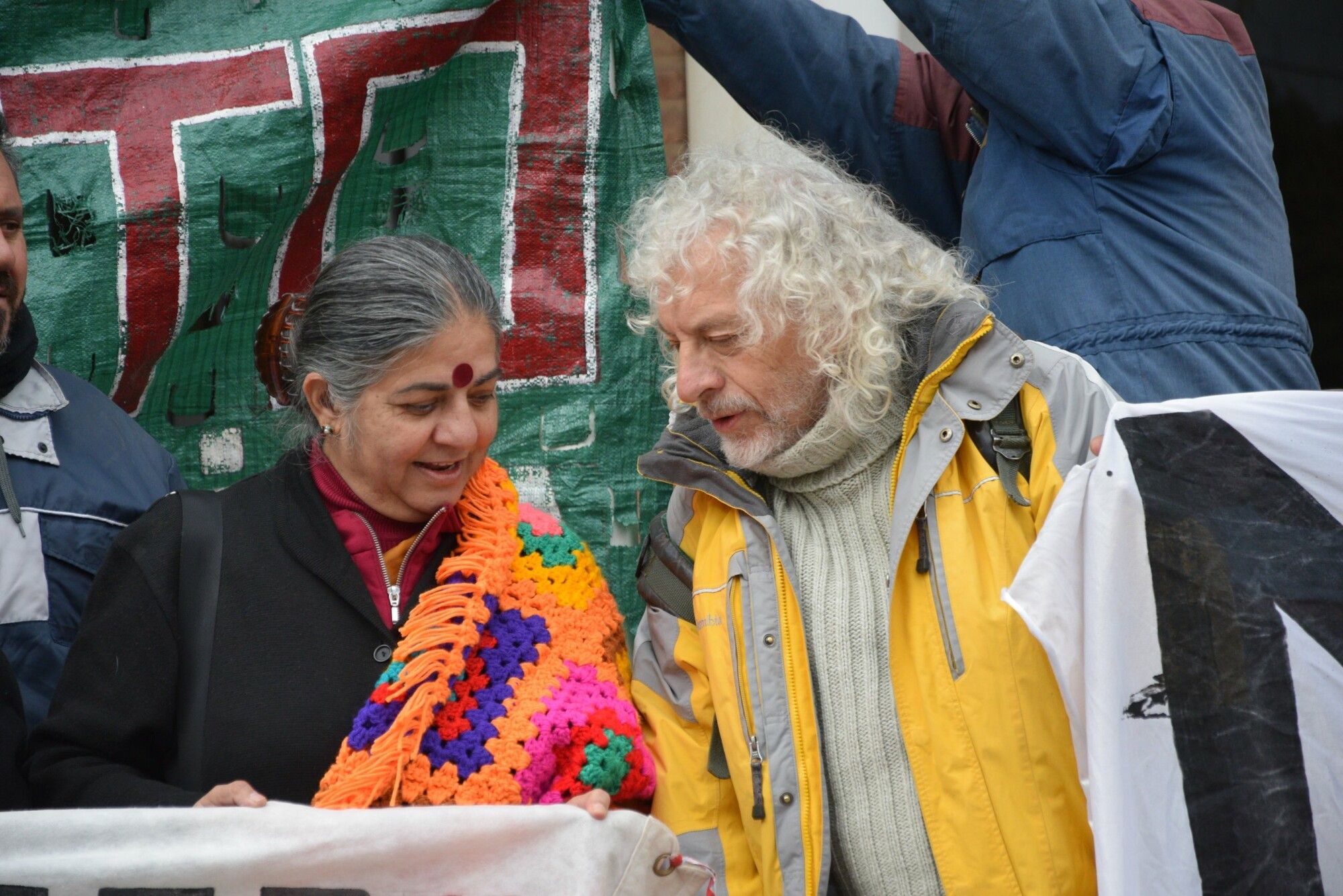 La física india Vandana Shiva y el biólogo argentino Raúl Montenegro, en 2016. RIGHT LIVELIHOOD