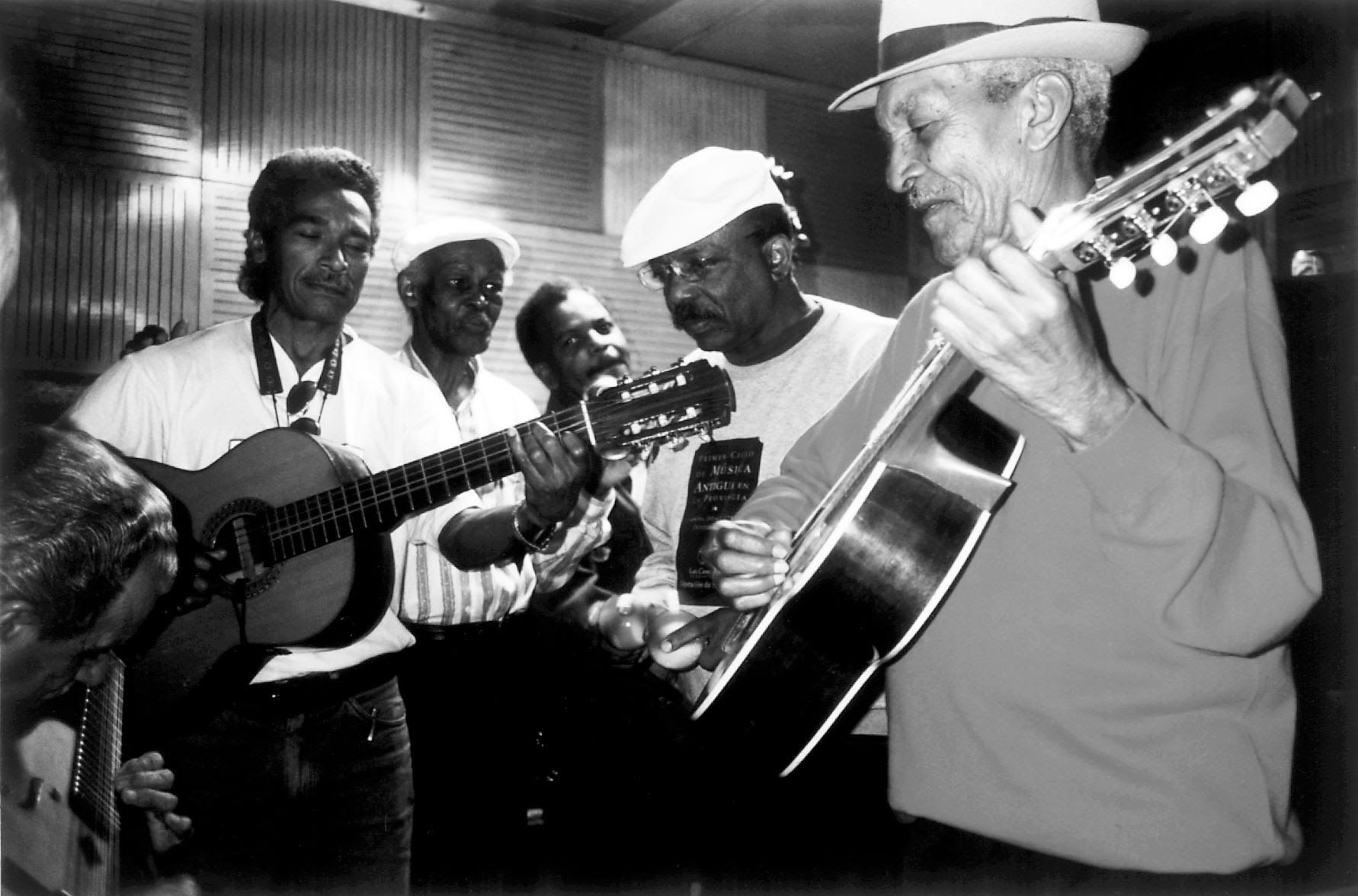 Compay Segundo, en las sesiones de grabación de 'Buena Vista Social Club'. SUSAN TITELMAN