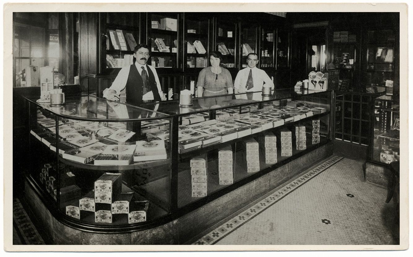 Mostrador de la tienda de puros Las Musas en Brooklyn, Nueva York. ARCHIVO EMIGRANTES INVISIBLES