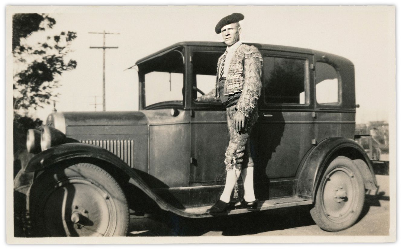 El español Ángel Nieto, originario de Salmoral, vestido de torero en Sunnyvale, California. CORTESÍA ÁNGEL NIETO