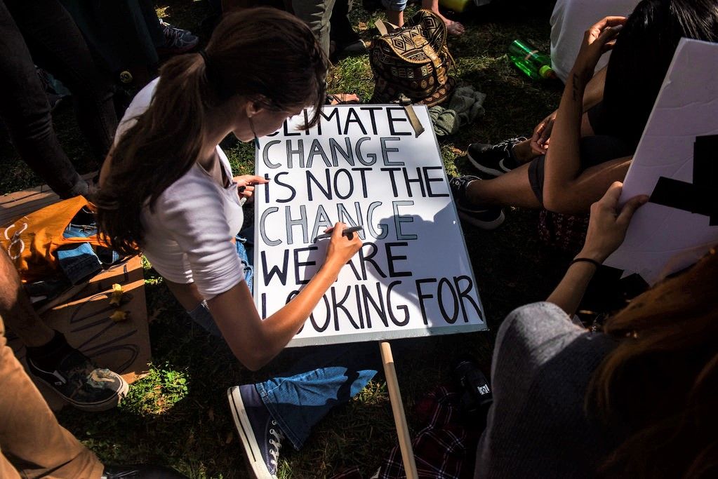 Una joven escribe una pancarta para protestar durante la Cumbre sobre la Acción Climática ONU de 2019, en Nueva York. UN WOMEN/AMANDA VOISARD
