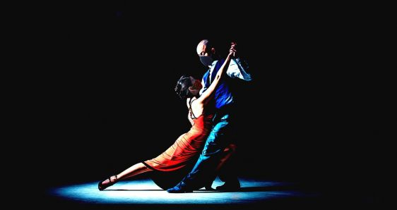 Así se baila el tango (en pandemia). ELENA CANTÓN/FOTO: MARKO ZIRDUM
