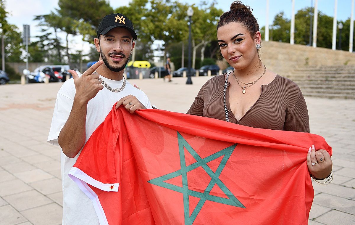 Ayoud y Cristina, con la bandera de Marruecos, antes del concierto de Morad en el Estadio Olímpico de Barcelona. XAVIER JUBIERRE