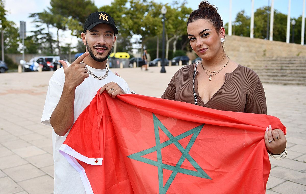 Ayoud y Cristina, con la bandera de Marruecos, antes del concierto de Morad en el Estadio Olímpico de Barcelona. XAVIER JUBIERRE Ayoud y Cristina, con la bandera de Marruecos, antes del concierto de Morad en el Estadio Olímpico de Barcelona. XAVIER JUBIERRE