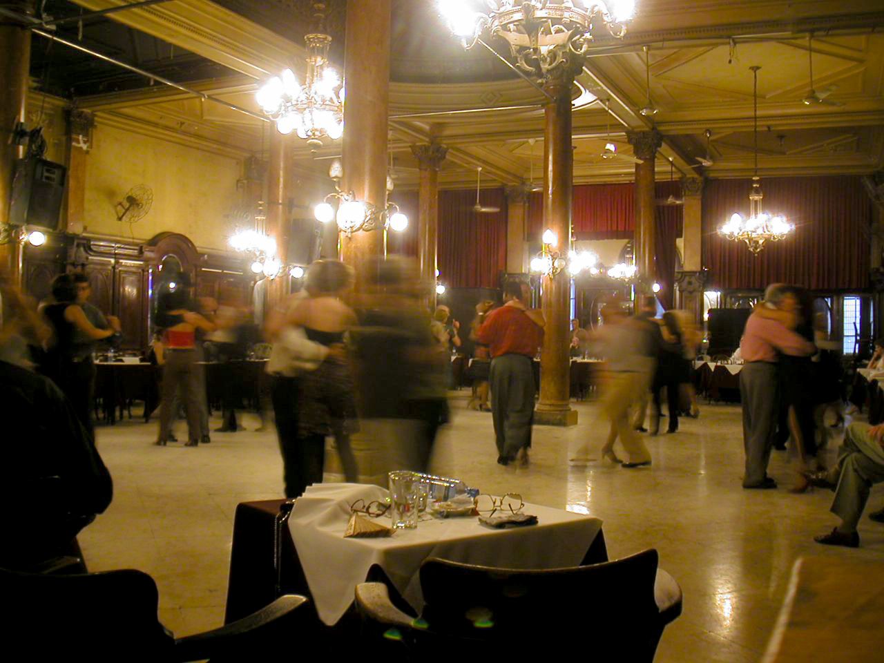 Parejas bailando tango en la Confitería Ideal de Buenos Aires. FLICKR/GERARD ROCHE CC BY-NC 2.0