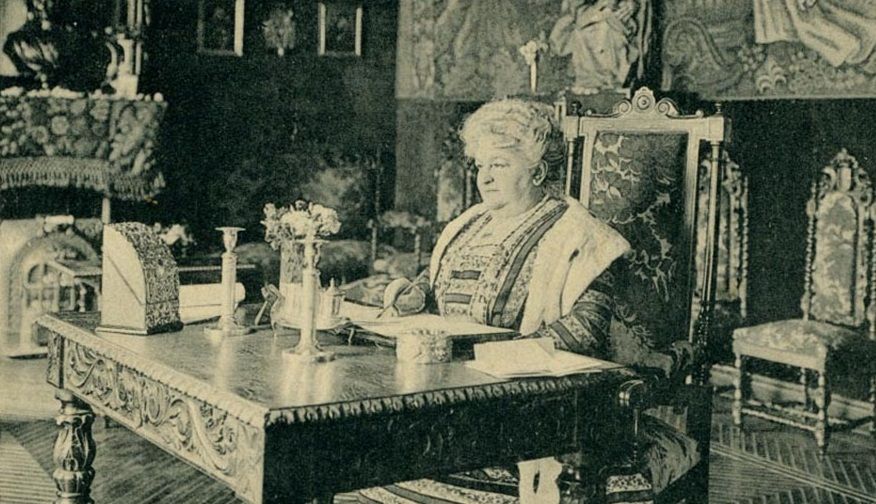 Emilia Pardo Bazán, escribiendo, entre 1910 y 1916. GALICIANA