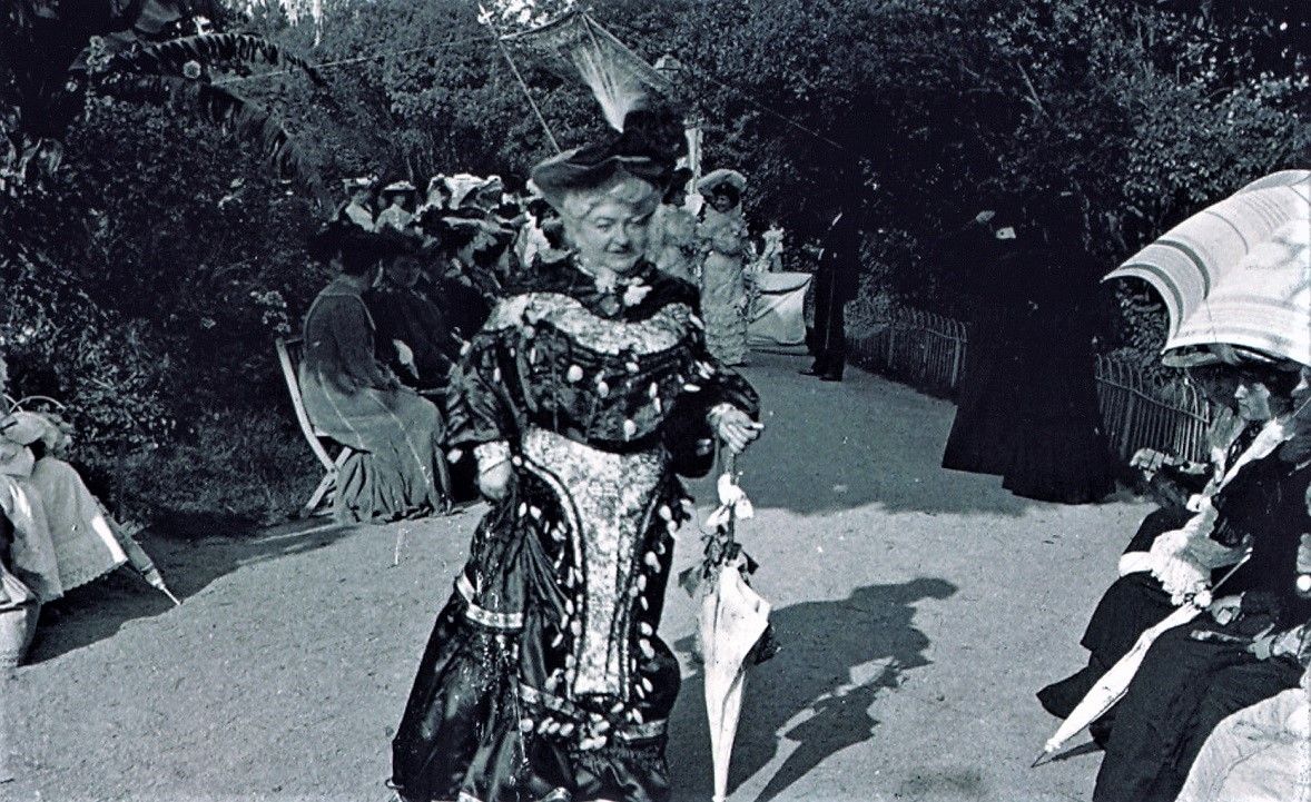 Emilia Pardo Bazán, en 1902, en una merienda en un parque. GALICIANA