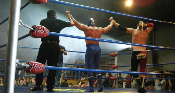 Final de un combate de lucha libre mexicana. PIXABAY/SINIKOLPOS