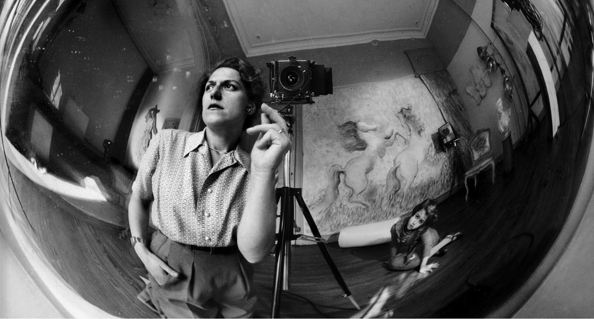 Detalle de 'Autorretrato con cámara y esfera espejada', de Annemarie Heinrich (1945), de la exposición de fotógrafas argentinas 'Imágenes secuenciadas'. KUTXA KULTUR ARTEGUNEA