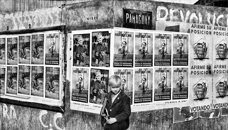 'Chico en una esquina con la calle Paraguay', Lisl Steiner (1957). LISL STEINER INTUITIVE LENS