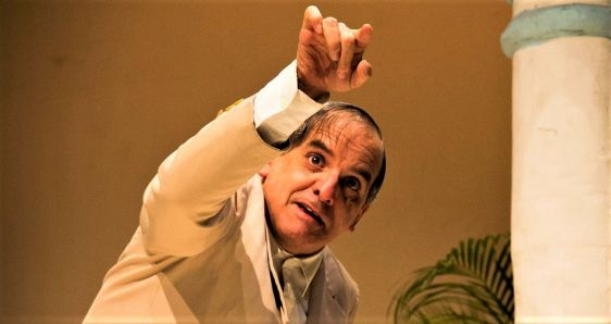 El actor venezolano Héctor Manrique, interpretando a Pío Miranda en 'El día que me quieras'. ALBERTO GULIN/ACTORAL 80