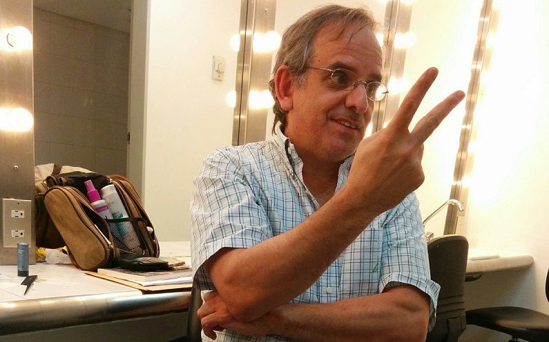 El actor y director Héctor Manrique, en el camerino del Teatro Trasnocho, Caracas. FRANCISCO OLIVARES