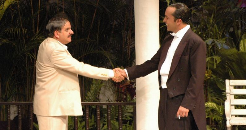 Héctor Manrique como Pío Miranda e  Iván Tamayo como Gardel, en 'El día que me quieras'. ORLANDO CORONA/ACTORAL 80 