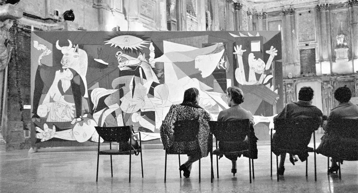 El 'Guernica' de Pablo Picasso, en el Palacio Real de Milán, en 1953. RENE BURRI/MAGNUM PHOTOS/© SUCESIÓN PABLO PICASSO, VEGAP, MADRID 2017