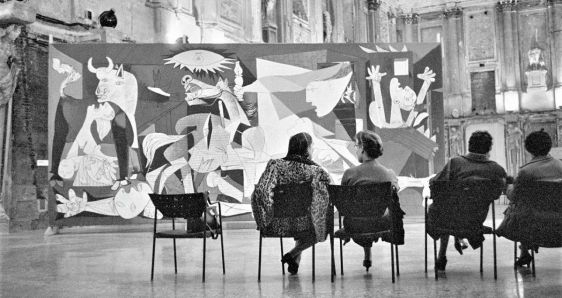 El 'Guernica' de Pablo Picasso, en el Palacio Real de Milán, en 1953. RENE BURRI/MAGNUM PHOTOS/© SUCESIÓN PABLO PICASSO, VEGAP, MADRID 2017