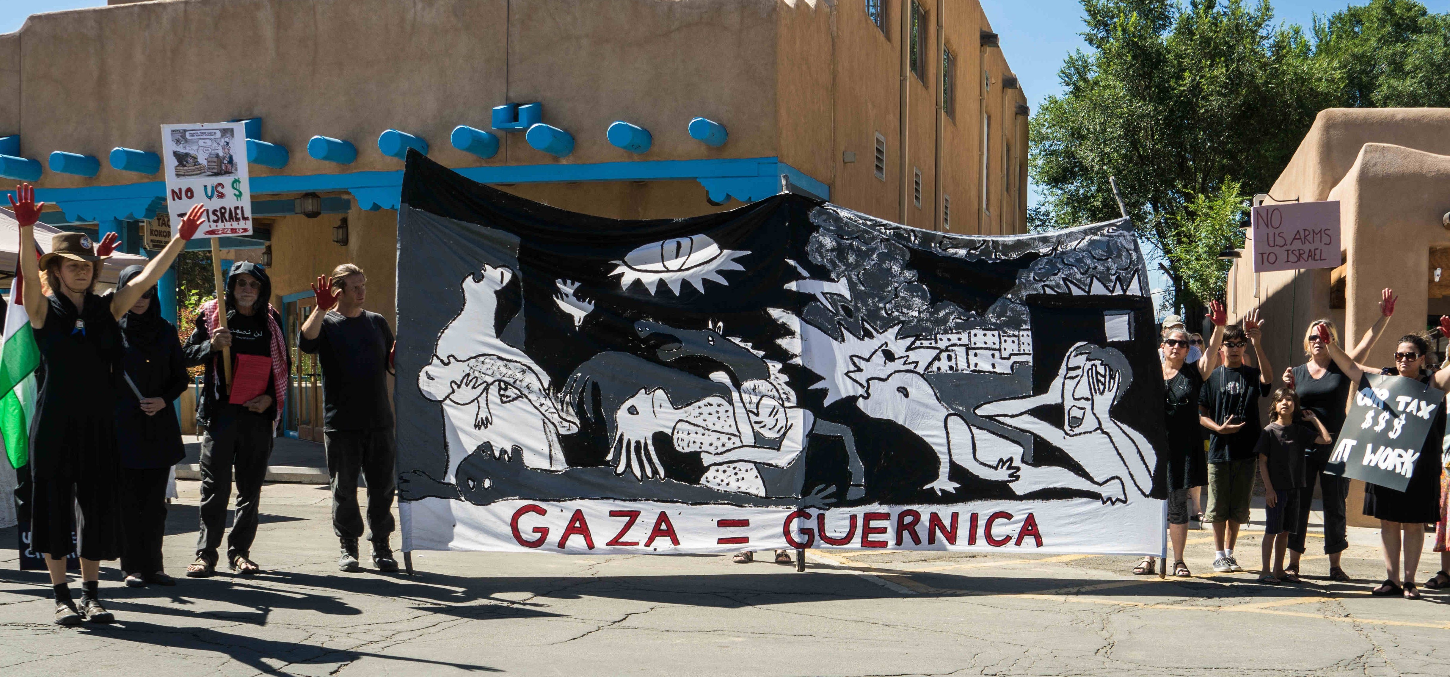 Pancarta inspirada en el 'Guernica' en una manifestación contra la ocupación de Gaza en Taos, Nuevo México, en 2014. BILL MOELLER