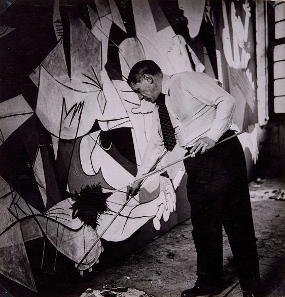 Picasso, trabajando en el 'Guernica' en su taller de París. DORA MAAR/© MUSEO NACIONAL CENTRO DE ARTE REINA SOFÍA