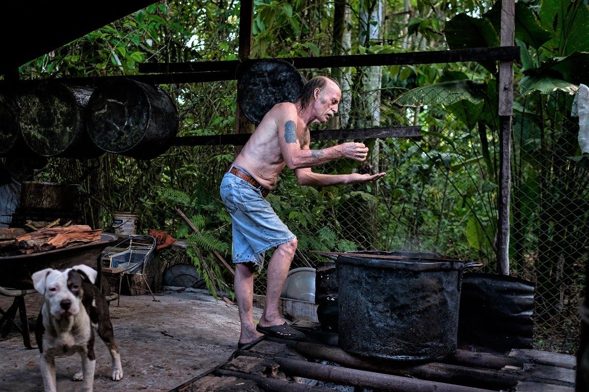 El Gringo Ron, probando ayahuasca en su casa, entre la carretera de Iquitos y Nauta. PABLO MIRANZO