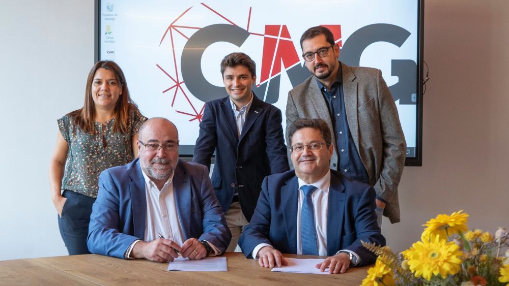 La firma de la alianza empresarial entre Global Media Group y  'Atlántico Hoy'. De pie: Laura Jiménez, Rafael Clavijo e Igor Marín. Sentados: Xavier Salvador y Corviniano Clavijo. LENA PRIETO La firma de la alianza empresarial entre Global Media Group y  'Atlántico Hoy'. De pie: Laura Jiménez, Rafael Clavijo e Igor Marín. Sentados: Xavier Salvador y Corviniano Clavijo. LENA PRIETO