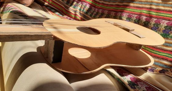 La guitarra fabricada por Margarita Posada con ayuda de su padre. M.P.