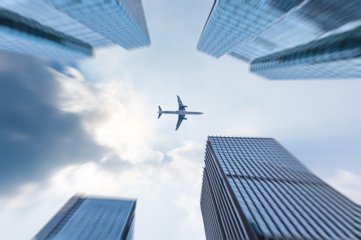 En Latinoamérica, volar se ha convertido en un lujo, según IATA. FREEPIK/FANJIANHUA