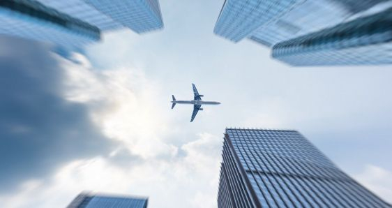 En Latinoamérica, volar se ha convertido en un lujo, según IATA. FREEPIK/FANJIANHUA