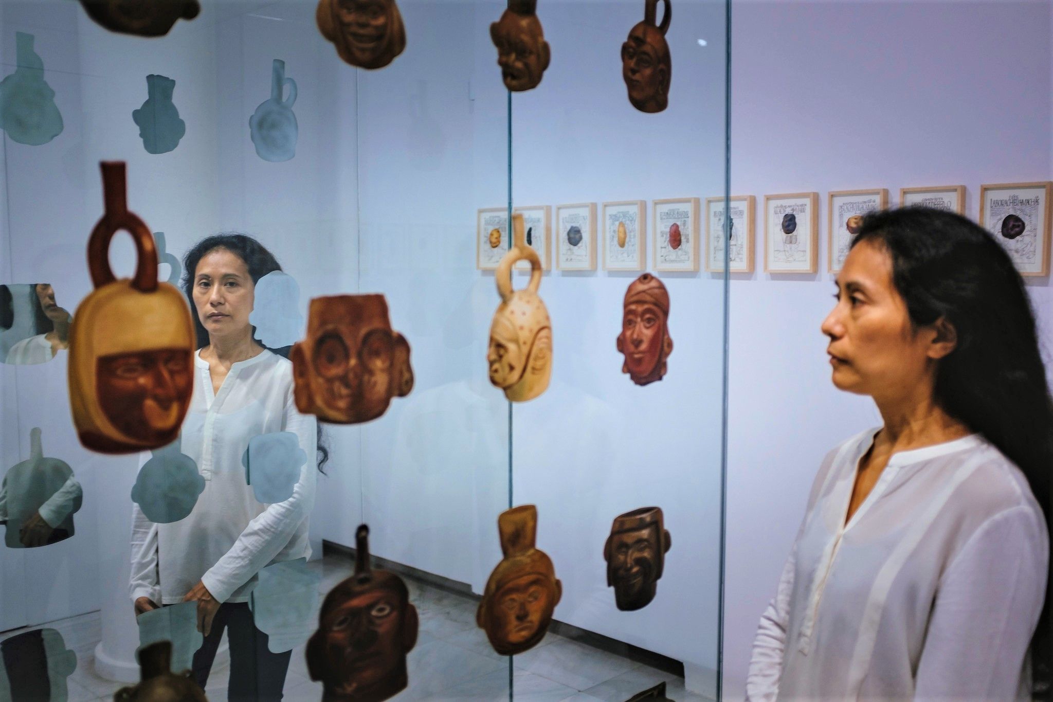 La artista Sandra Gamarra, en la exposición 'Buen Gobierno', en la Sala Alcalá 31 de Madrid. GUILLERMO GUMIEL