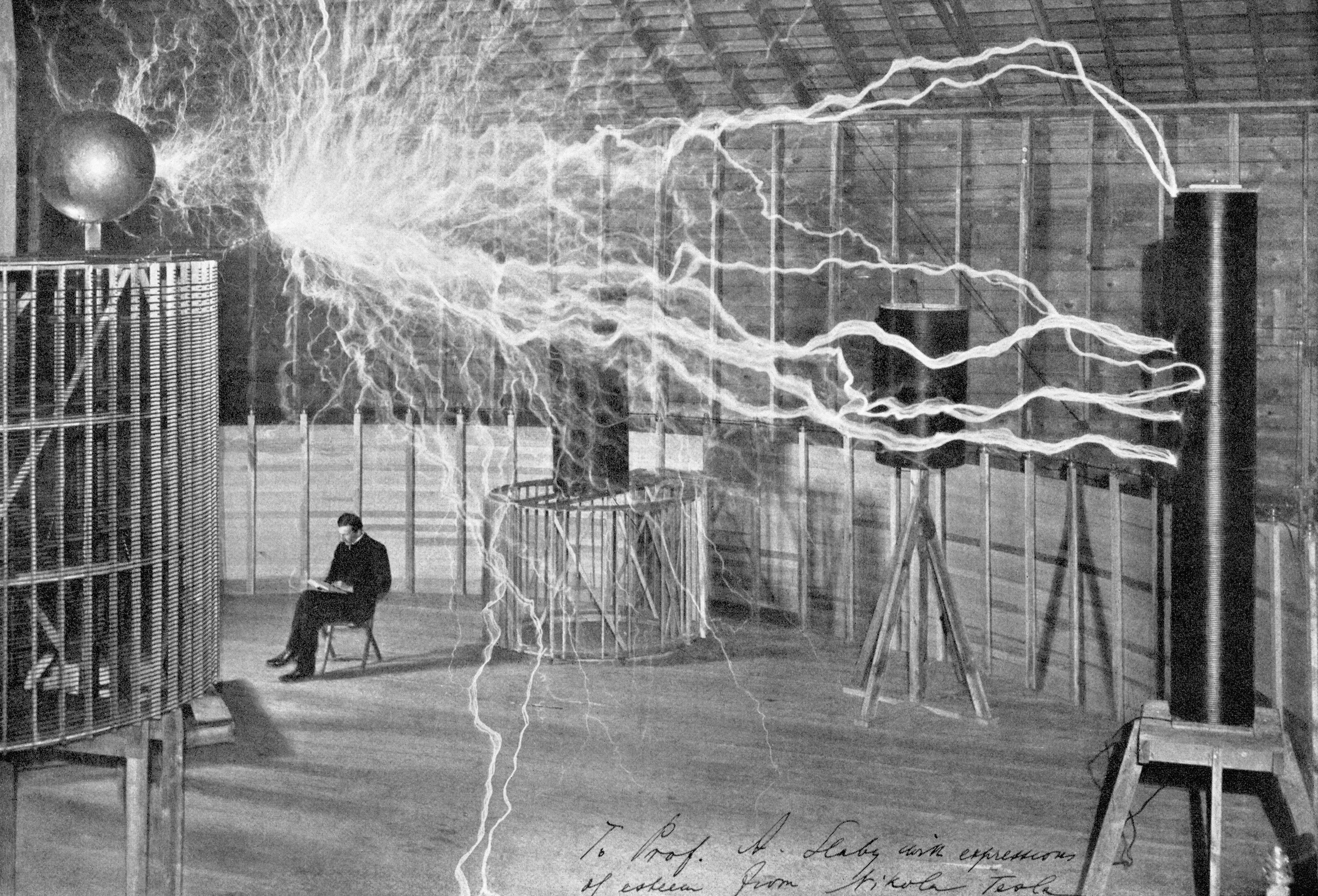 Nikola Tesla en su laboratorio de Colorado Springs. FUNDACIÓN "LA CAIXA"/GETTY