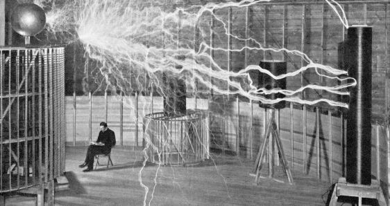 Nikola Tesla en su laboratorio de Colorado Springs. FUNDACIÓN "LA CAIXA"/GETTY