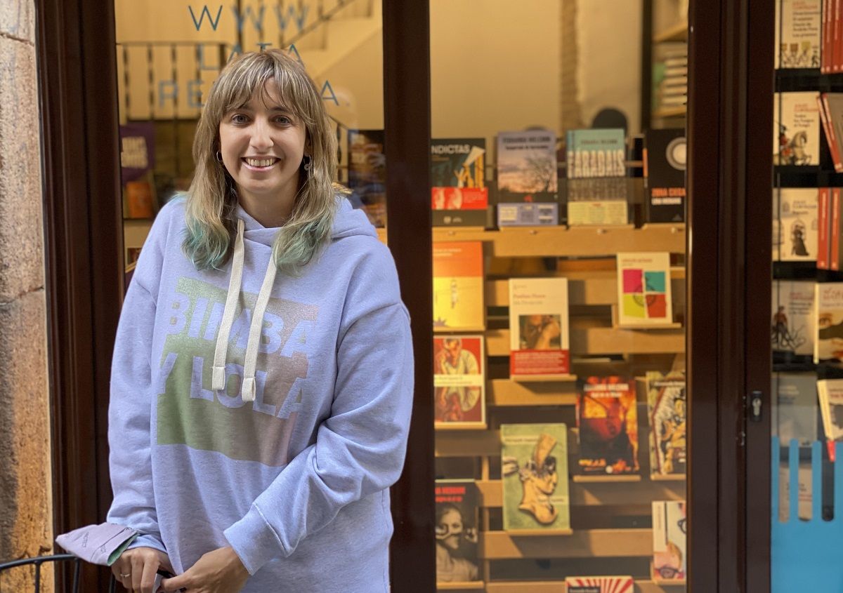 La librera argentina Paula Vázquez, en la sede de Lata Peinada en Barcelona. D.R. La librera argentina Paula Vázquez, en la sede de Lata Peinada en Barcelona. D.R.