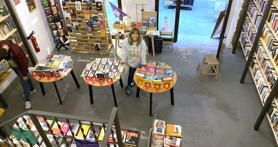 Paula Vázquez, socia fundadora de la librería Lata Peinada, en el local de Barcelona. D. R. C.