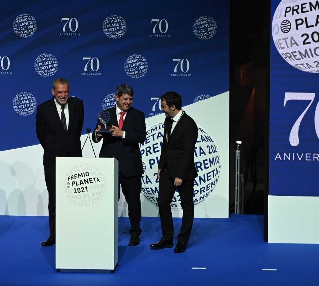 Jorge Díaz, Antonio Mercero y Agustín Martínez, los escritores ocultos tras el seudónimo de Carmen Mola, recibiendo el Premio Planeta 2021. PLANETA