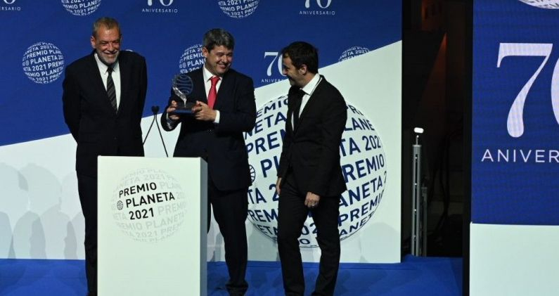Jorge Díaz, Antonio Mercero y Agustín Martínez, los escritores ocultos tras el seudónimo de Carmen Mola, recibiendo el Premio Planeta 2021. PLANETA