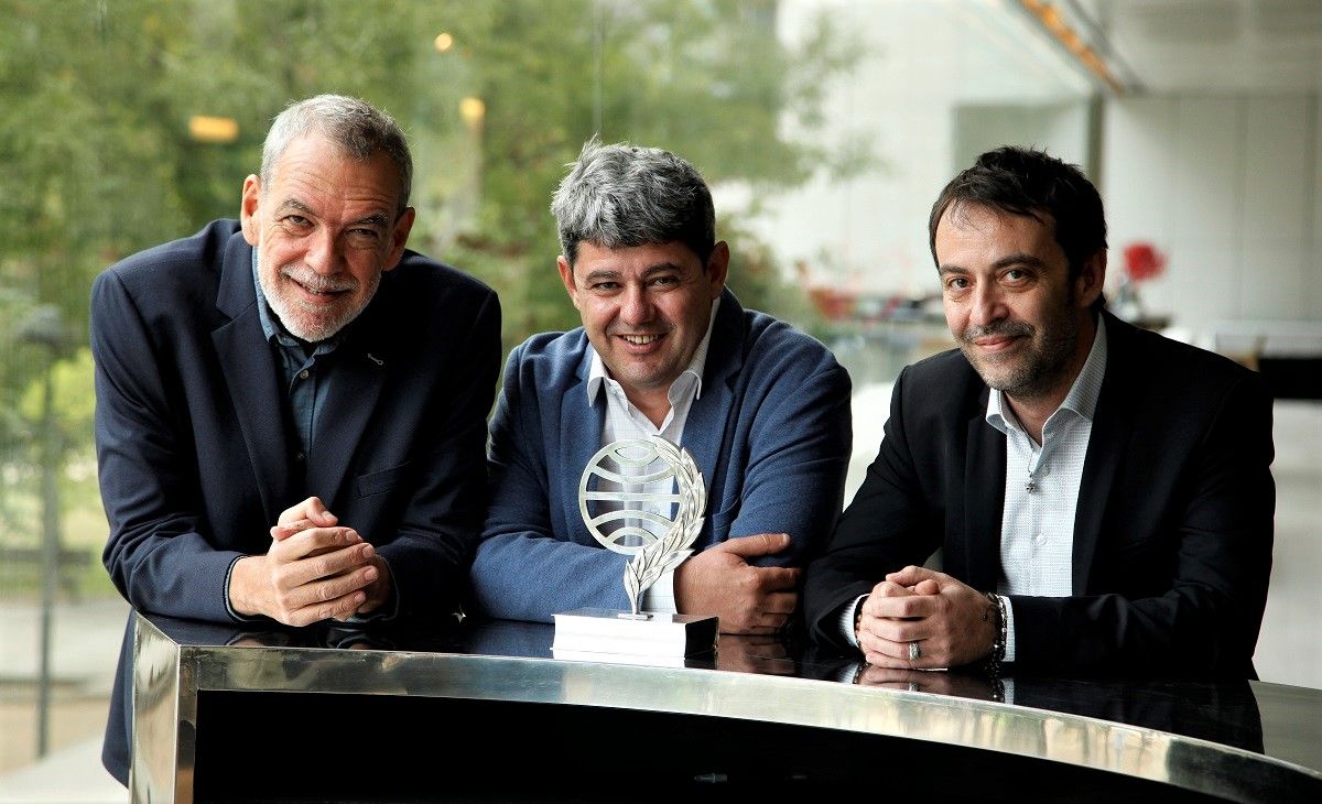 Jorge Díaz, Antonio Mercero y Agustín Martínez, ganadores del Premio Planeta 2021 por la novela 'La bestia'. ARDUINO VANNUCCHI