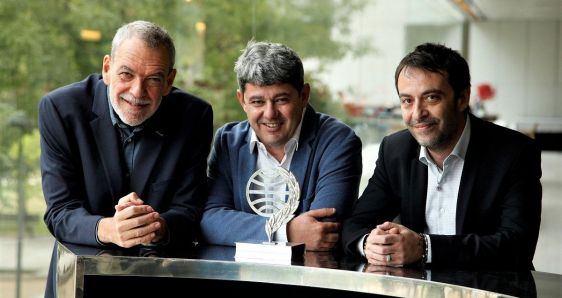 Jorge Díaz, Antonio Mercero y Agustín Martínez, ganadores del Premio Planeta 2021 por la novela 'La bestia'. ARDUINO VANNUCCHI