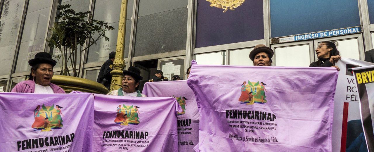 Protesta de mujeres indígenas exigiendo el respeto a sus derechos, en Perú. FENMUCARINAP