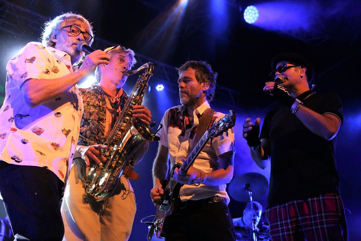 Jorge Serrano (izquierda), con Los Auténticos Decadentes, el 1 de octubre en el Estadio Obras de Buenos Aires. JULI WAINSZTEIN