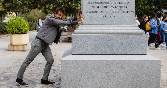 El periodista español Peio Riaño, autor de ‘Decapitados’, en el monumento a los Héroes de Baler de Madrid. FERNANDO PÉREZ DE SEVILLA