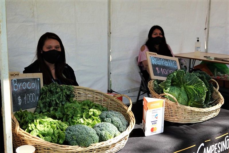 Mujeres campesinas vendiendo sus productos en un mercado en Chile. IICA