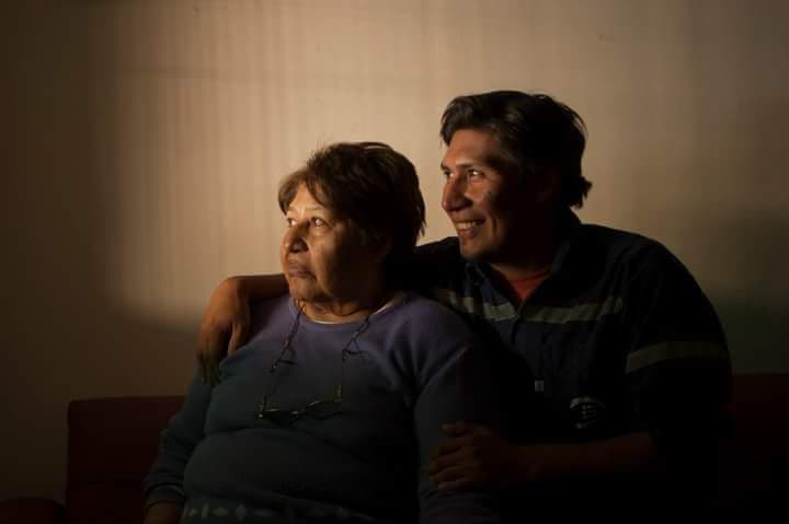 Alejandro Vilca, con su madre, fallecida en 2020 por covid-19. INSTAGRAM/ALE.VILCA