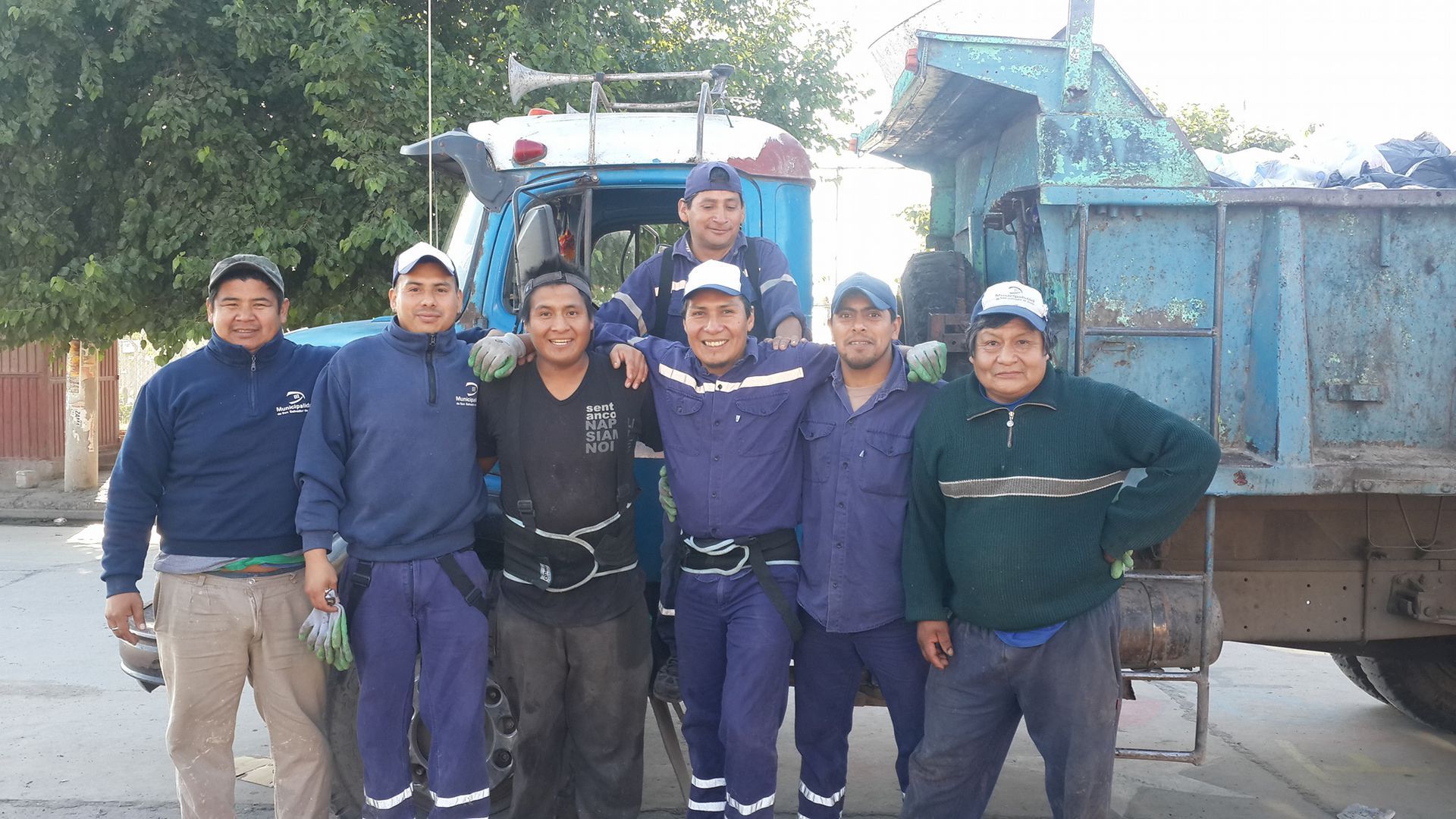 Alejandro Vilca, en el centro, con otros trabajadores de la empresa municipal de recolección de residuos de San Salvador de Jujuy. ARCHIVO