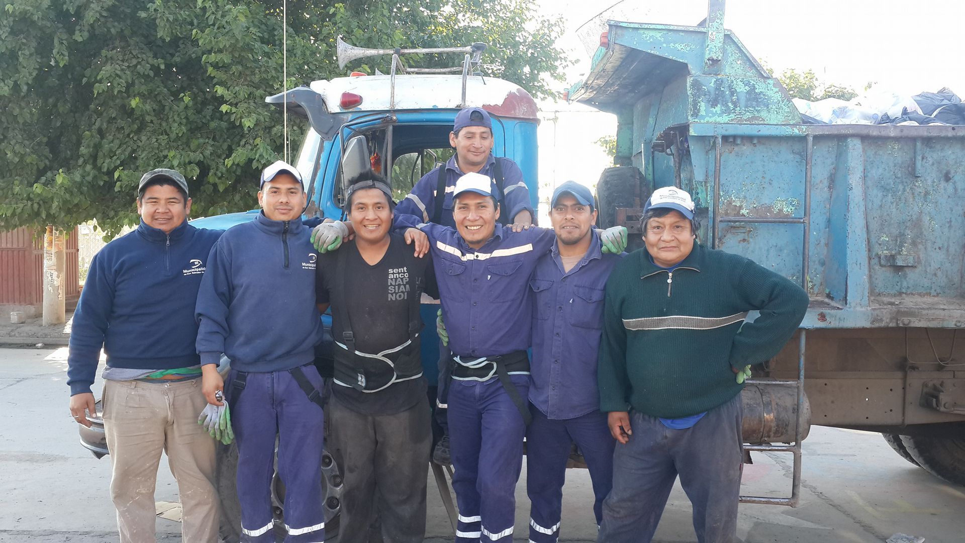 Alejandro Vilca, en el centro, con otros trabajadores de la empresa municipal de recolección de residuos de San Salvador de Jujuy. ARCHIVO Alejandro Vilca, en el centro, con otros trabajadores de la empresa municipal de recolección de residuos de San Salvador de Jujuy. ARCHIVO