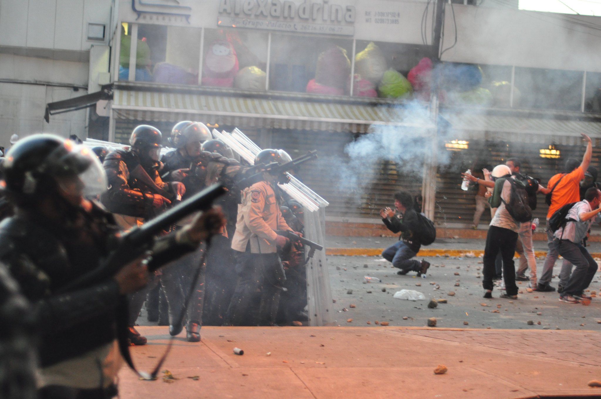 Policías disuelven una protesta en Venezuela, país en que la cobertura informativa es complicada. FLICKR/ANDRESAZP CC BY ND 2.0