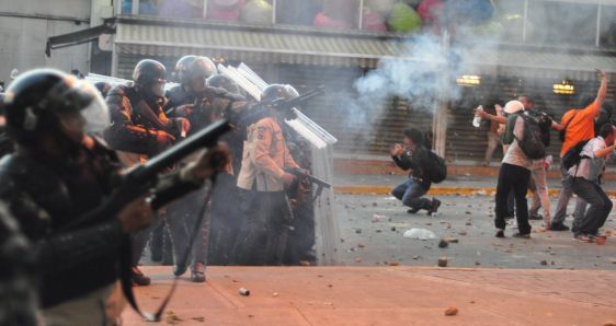 Policías disuelven una protesta en Venezuela, país en que la cobertura informativa es complicada. FLICKR/ANDRESAZP CC BY ND 2.0
