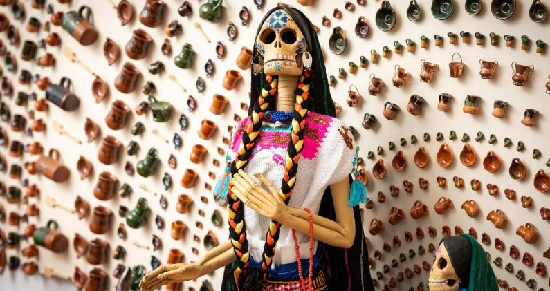 Detalle del altar de muertos instalado en la Casa de México en España, diseñado por Fátima Cabañas. CME