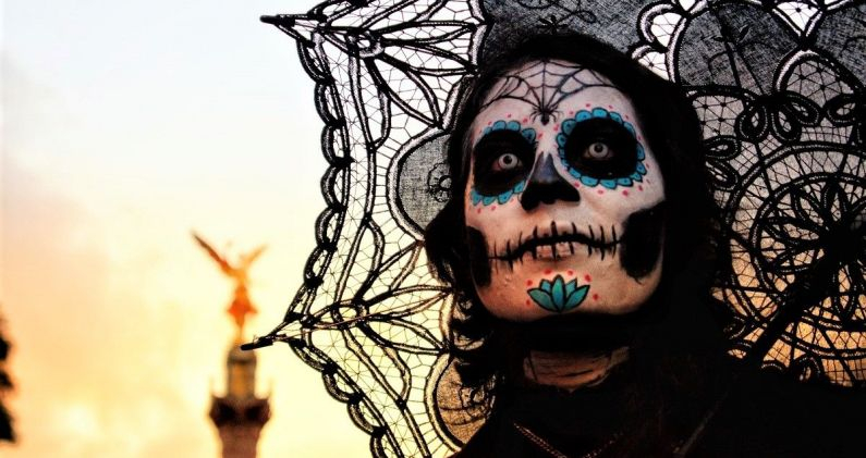 Celebración del Día de Muertos en Ciudad de México. UNSPLASH/SALVADOR ALTAMIRANO